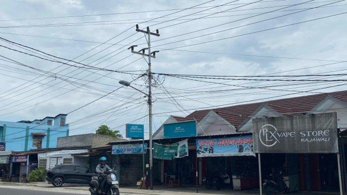 KABEL LISTRIK PALANGKARAYA - Kabel yang tampak semrawut di salah satu titik Kota Palangkaraya. Pemerintah kota berencana melakukan penataan agar lebih rapi dan aman.