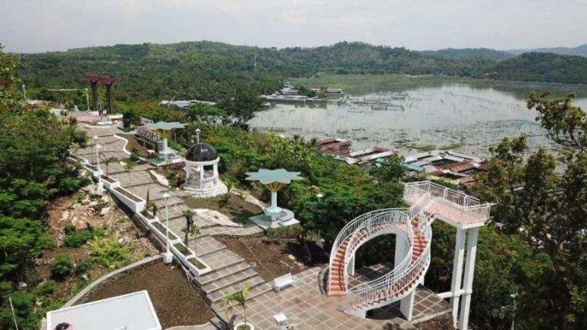 OBYEK WISATA KLATEN - Suasana obyek wisata baru di Kabupaten Klaten Bukit Sidoguro yang terletak di Dusun Nglebak, Krakitan, Bayat, Klaten diambil dengan drone.