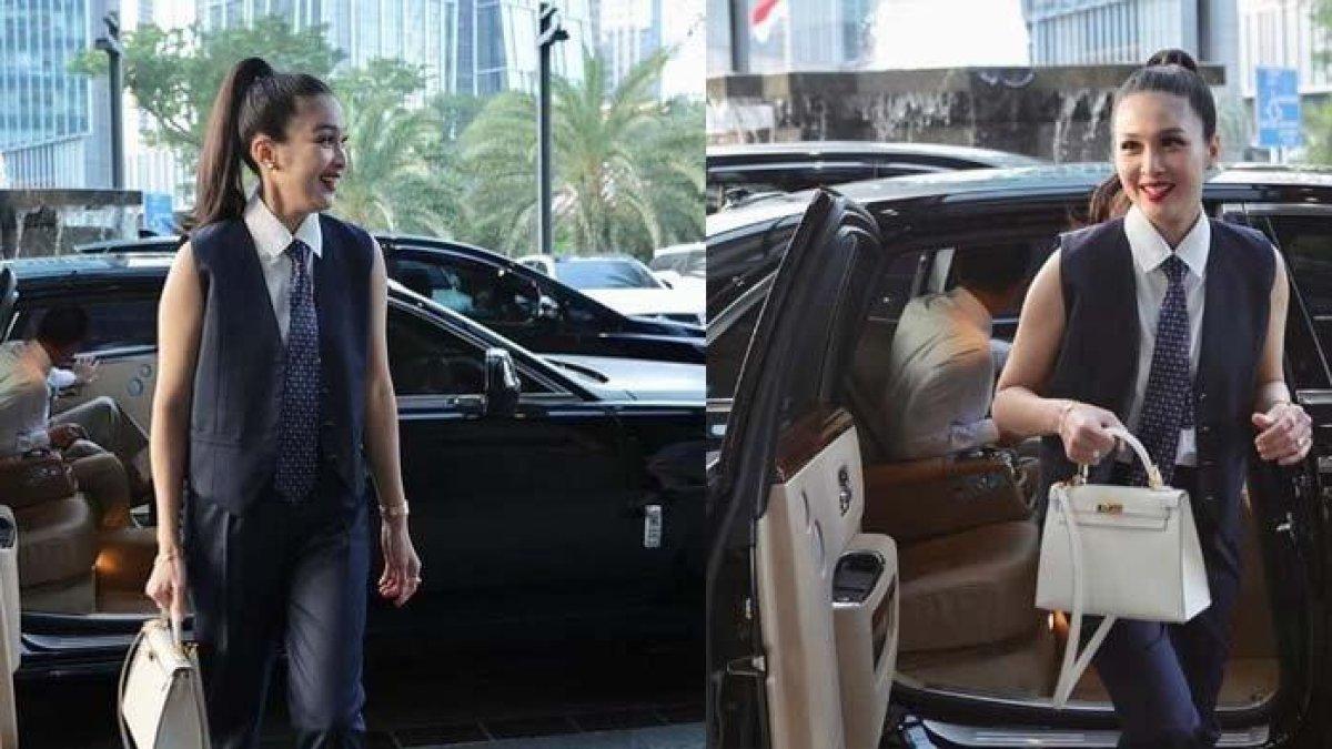 Mobil Rolls Royce impiannya sempat membersamai kehidupan mewah Sandra Dewi. Kini kado dari Harvey Moeis itu tinggal kenangan karena disita.