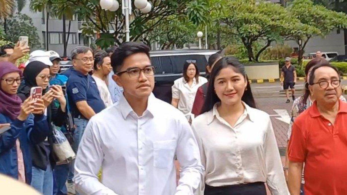 Ketua Umum Partai Solidaritas Indonesia (PSI) Kaesang Pangarep dan sang istri, Erina Gudono, saat tiba di TPS 063 Tower 10 Apartemen Taman Rasuna, Setiabudi, Jakarta Selatan, Rabu (14/2/2024).