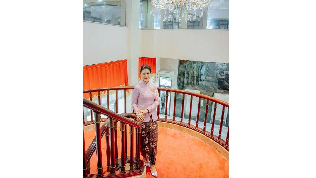 Kahiyang Ayu pakai kebaya.