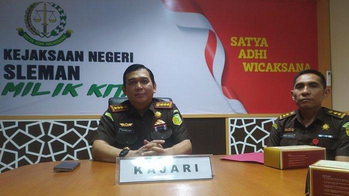BUPATI SLEMAN DIPERIKSA - Kajari Sleman Bambang, Yunianto didampingi Kasi Pidsus Indra Saragih, saat memberikan keterangan kepada media, Rabu (16/4/2025).