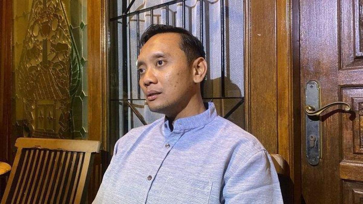 TAK PERCAYA - Kakak ipar Diplomat Ahli Muda Kemlu Arya Daru Pangayunan, yakni Meta Bagus, sedang menanggapi hasil rilis penyelidikan kasus Arya Daru, di Kapanewon Banguntapan, Kabupaten Bantul, DI Yogyakarta, Selasa (29/7/2025)
