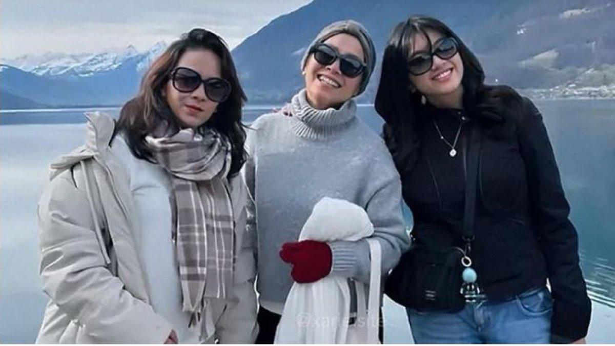 KAKAK ARIEL - Kakak perempuan Ariel NOAH, Ivana Sania (kiri, Tita Joeanita istri dari Nazlin Fachrizal (tengah) dan Alleia Anata  di danau Brienz, Iseltwald, Lake Brienz, Swiss.