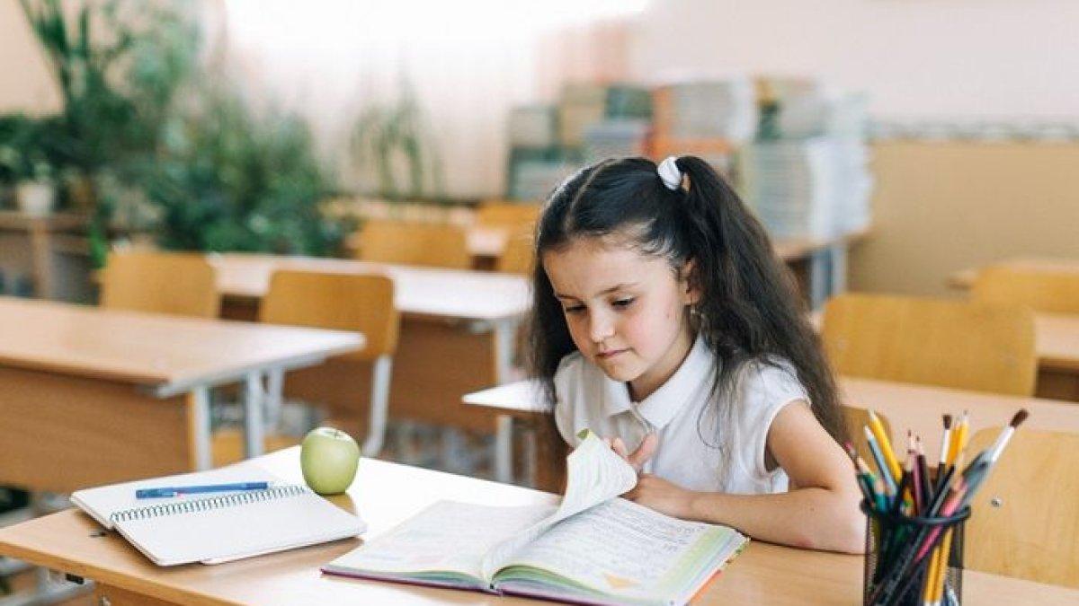 Kalimat perintah dalam bahasa Inggris disebut imperative sentence.