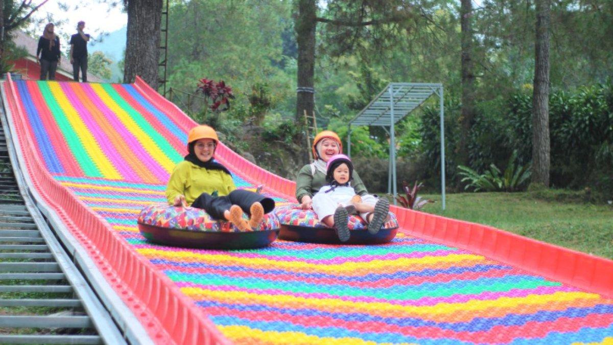 WISATA SERU - Ilustrasi rainbow slide di Kaliurang Park disadur dari Kompas.com pada Sabtu (12/4/2025). Kaliurang Park berada di Kecamatan Pakem, Kabupaten Sleman, Yogyakarta.