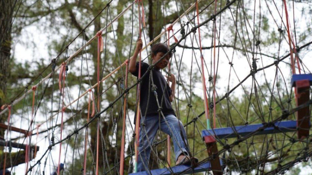 WISATA SERU - Ilustrasi rainbow slide di Kaliurang Park disadur dari Kompas.com pada Sabtu (12/4/2025). Kaliurang Park berada di Jl. Siaga, Kaliurang, Hargobinangun, Kec. Pakem, Kabupaten Sleman, Daerah Istimewa Yogyakarta