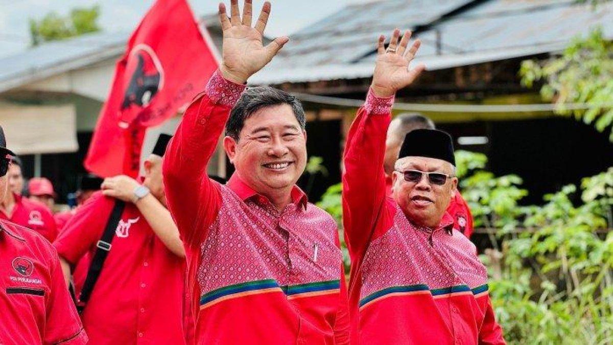 SOSOK BUPATI - Kamarudin Muten dan Khairil Anwar, di salah satu kegiatannya di Belitung Timur, beberapa waktu lalu.