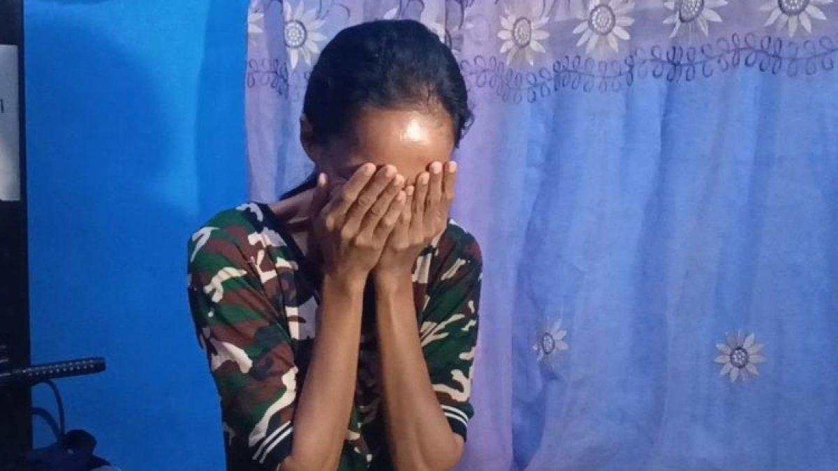 Kamelia (38) ibu dari siswa SD kelas IV Yayasan Abdi Sukma Medan yang viral disuruh gurunya belajar di lantai, menangis saat diwawancarai di rumahnya, Jumat (10/1/2025).