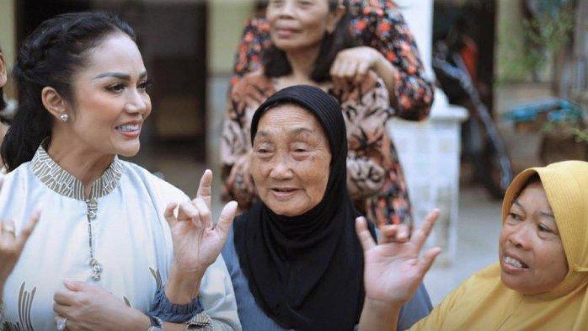 Kampanye Krisdayanti jelang Pilkada Kota Batu 2024.