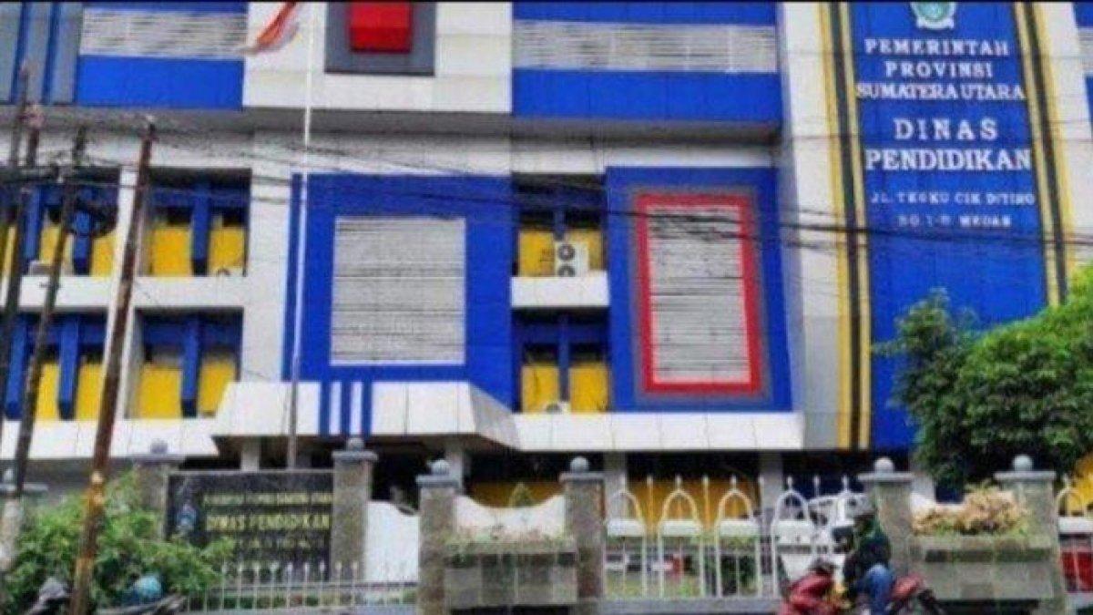 100 HARI KERJA - Kantor Disdik Sumut Jalan Cik Ditiro Medan, Minggu (4/5/2025). Gubernur Sumut Bobby Nasution berencana menerapkan sistem belajar lima hari untuk siswa SMA/SMK.