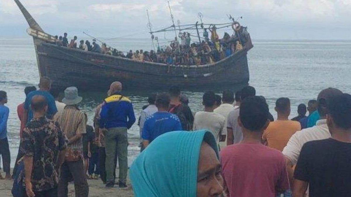 Kapal para pengungsi Rohingya semakin dekat dengan Pantai Kuala Pawon, Kecamatan Jangka, Kabupaten Bireuen, Aceh, Kamis (16/11/2023). Tapi kehadiran mereka kali ini ditolak warga setempat.