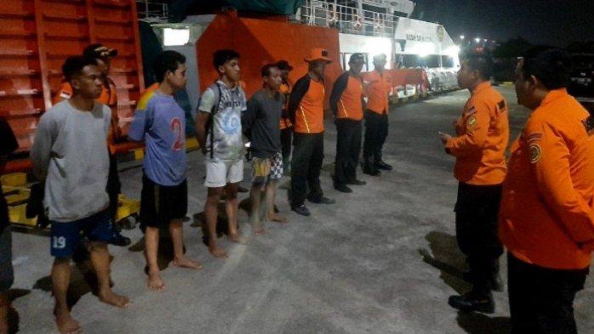 Kapal turis tenggelam dihantam ombak dan badai di Konawe, Sulawesi Tenggara, 19 turis panik terombang-ambing di lautan, berhasil selamat