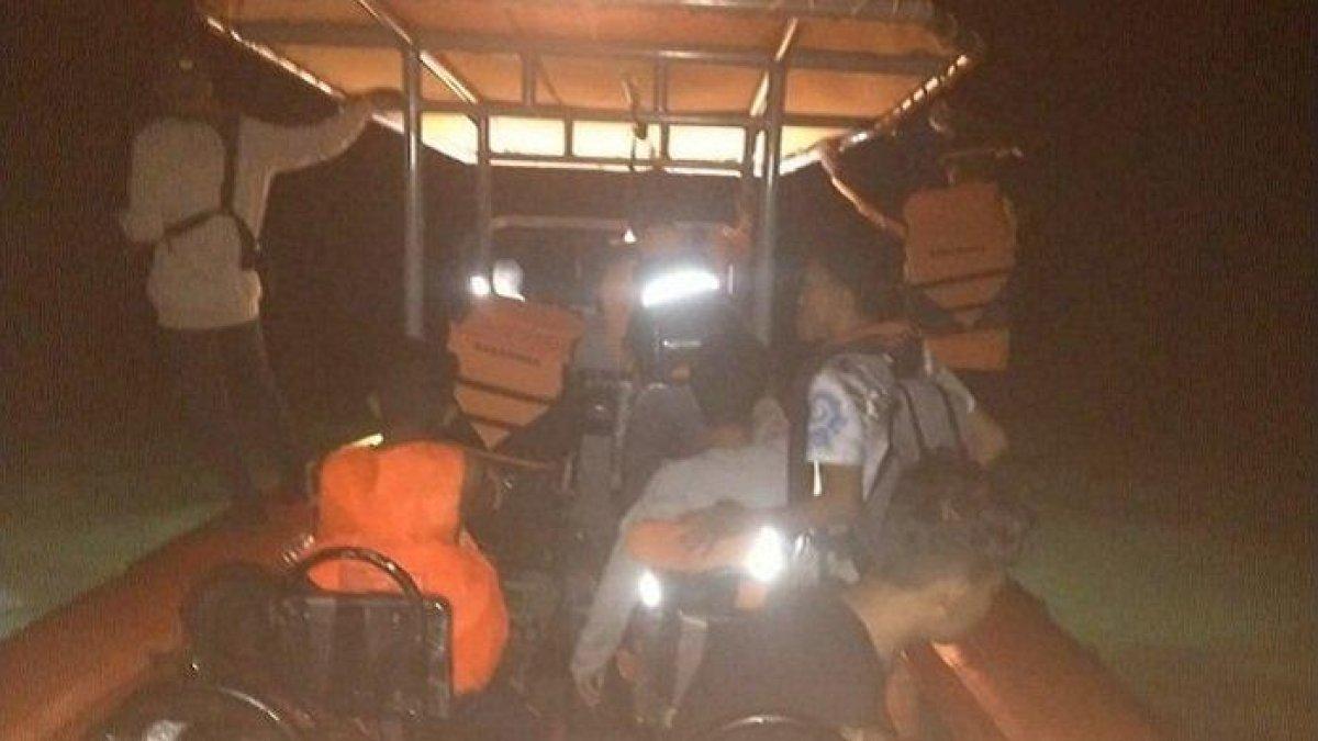 Kapal tenggelam dihantam ombak dan badai di Konawe, Sulawesi Tenggara, 19 turis panik terombang-ambing di lautan, berhasil selamat