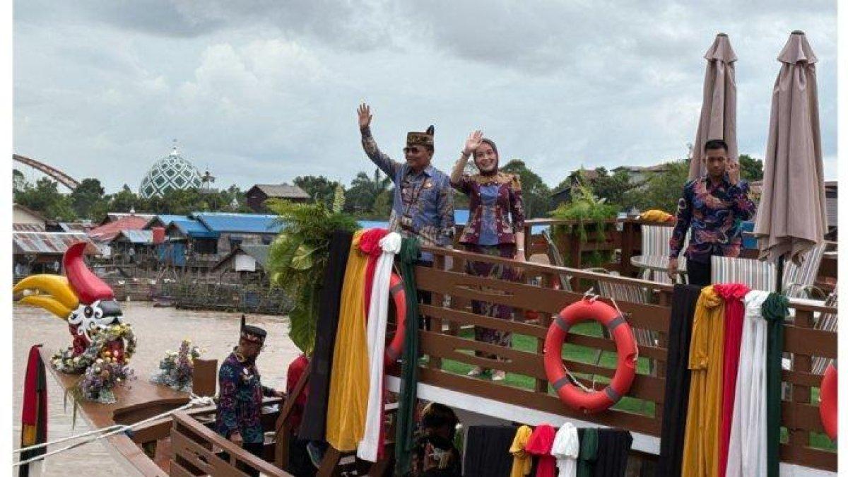 100 HARI KERJA - Suasana saat launching resmi kapal wisata susur sungai di Dermaga Flamboyan Bawah, Kota Palangka Raya, Kamis (22/5/2025).