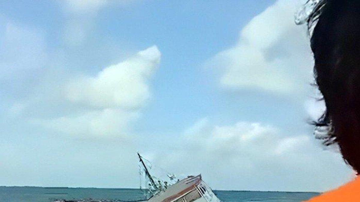 Kapalnya tenggelam, ABK terombang-ambing di rakit di tengah lautan, respon komandan bikin jengkel