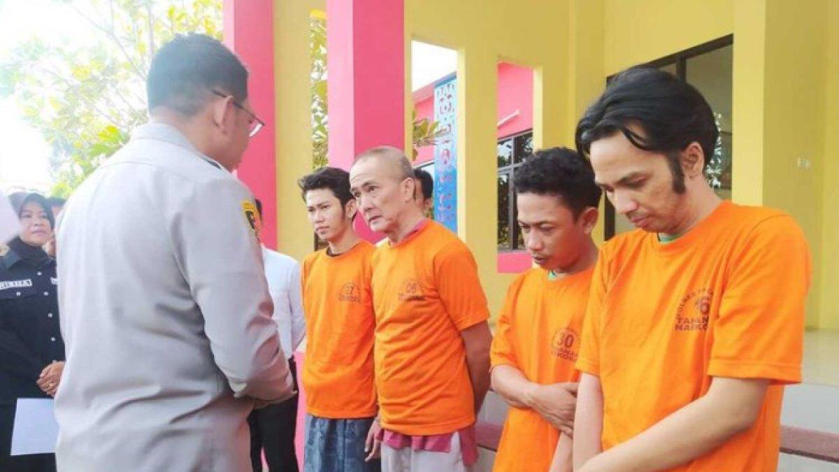 Kapolres Bangkalan, Jawa Timur saat memeriksa para tersangka pengedar sabu-sabu