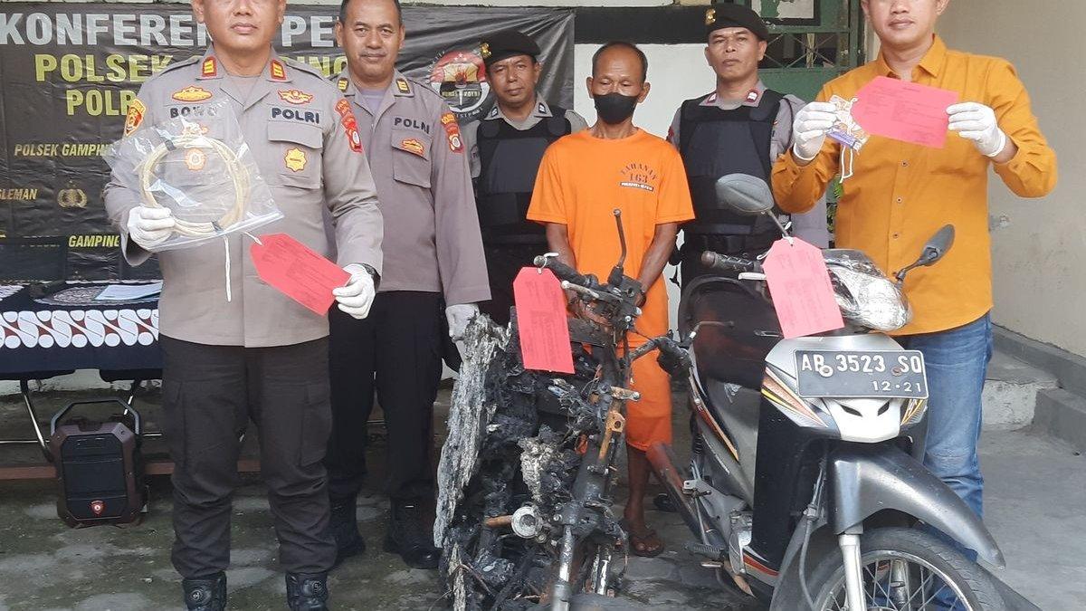 PELAKU PEMBAKARAN - Kapolsek Gamping, AKP Bowo Susilo saat menunjukan barang bukti dalam kasus pembakaran dua unit sepeda motor. Dihadirkan pula pelaku inisial SK (54) warga Kapanewon Gamping, Kabupaten Sleman.