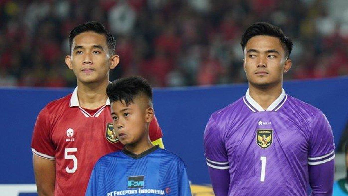 Kapten Timnas Indonesia, Rizky Ridho (kiri) berfoto dengan kiper, Ernando Ari di Stadion Manahan, Selasa (12/9/2023) malam.