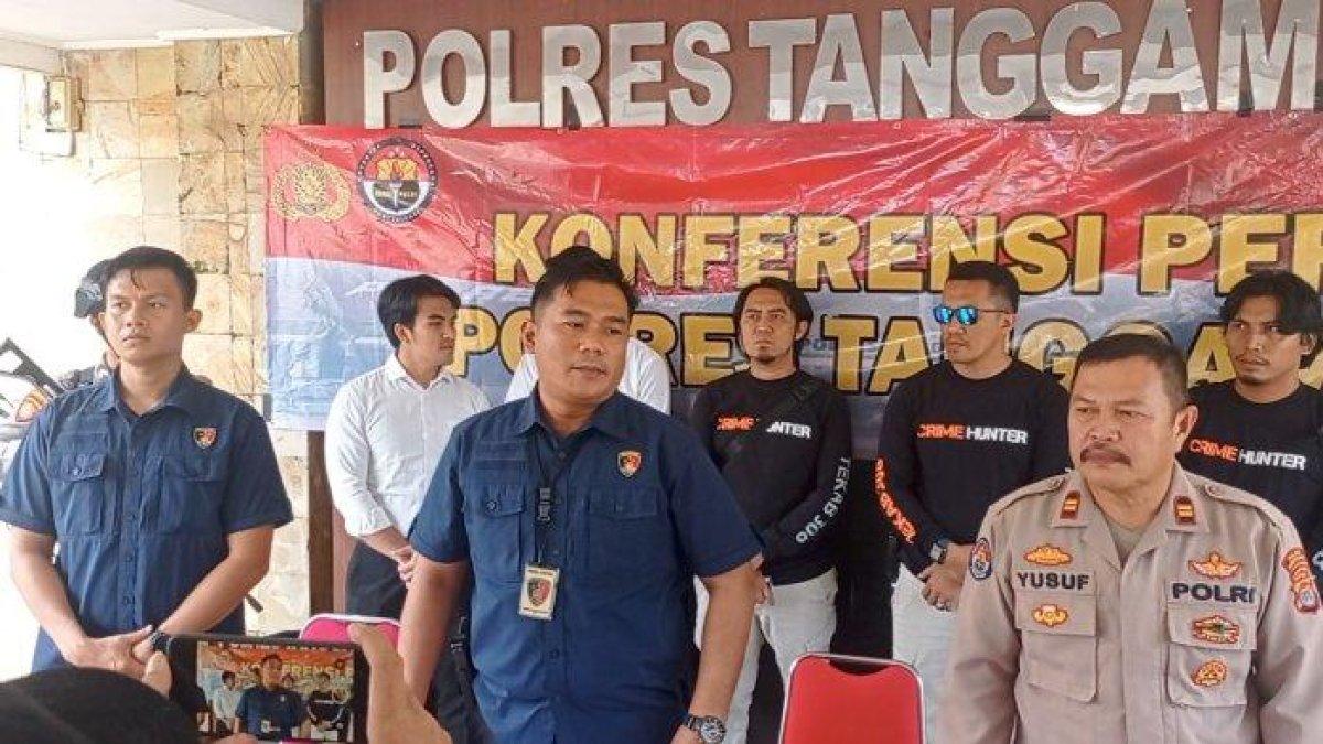 Kasat Reskrim Polres Tanggamus Iptu Hendra Safuan memberikan keterangan terkait penangkapan tersangka pembunuhan, Senin (18/9/2023).