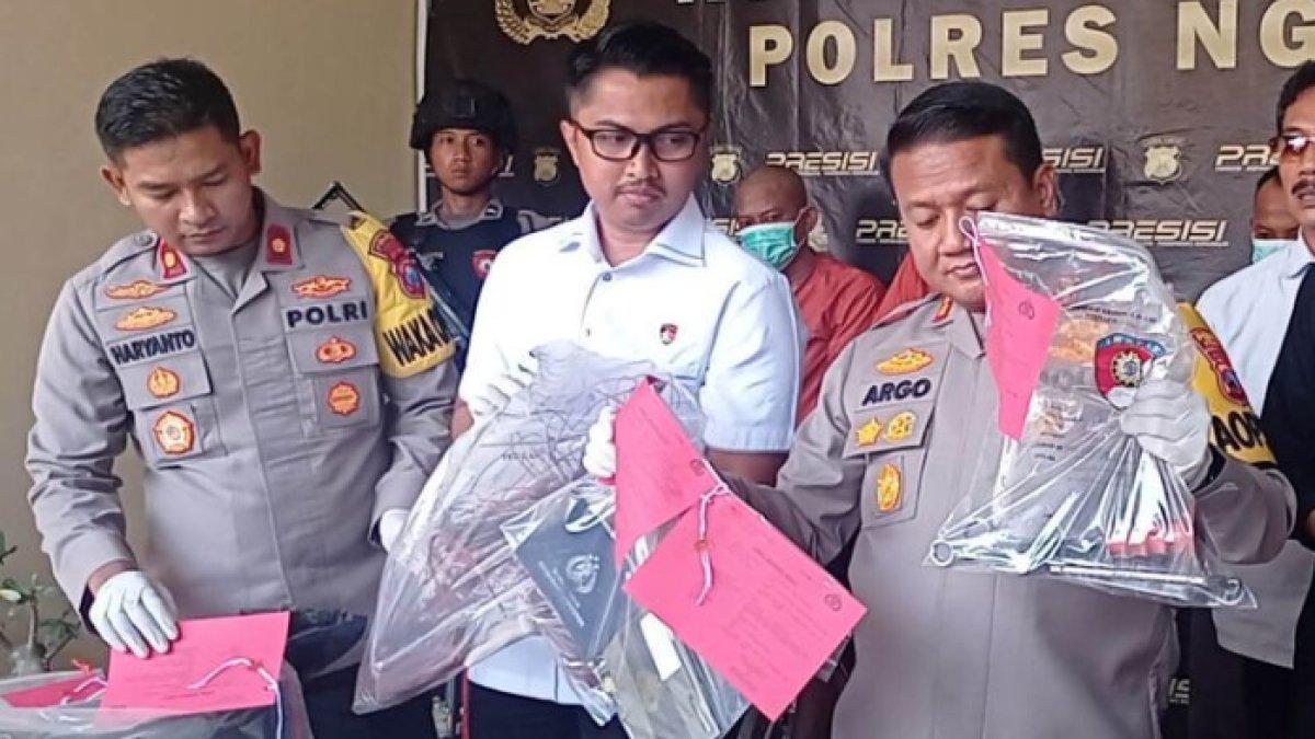 Kasatreskirm Polres Ngawi AKP Joshua Peter Krisnawan berbaju putih saat menunjukkan barang bukti kasus pencurian oleh sang pacar, Selasa (12/12/2023).