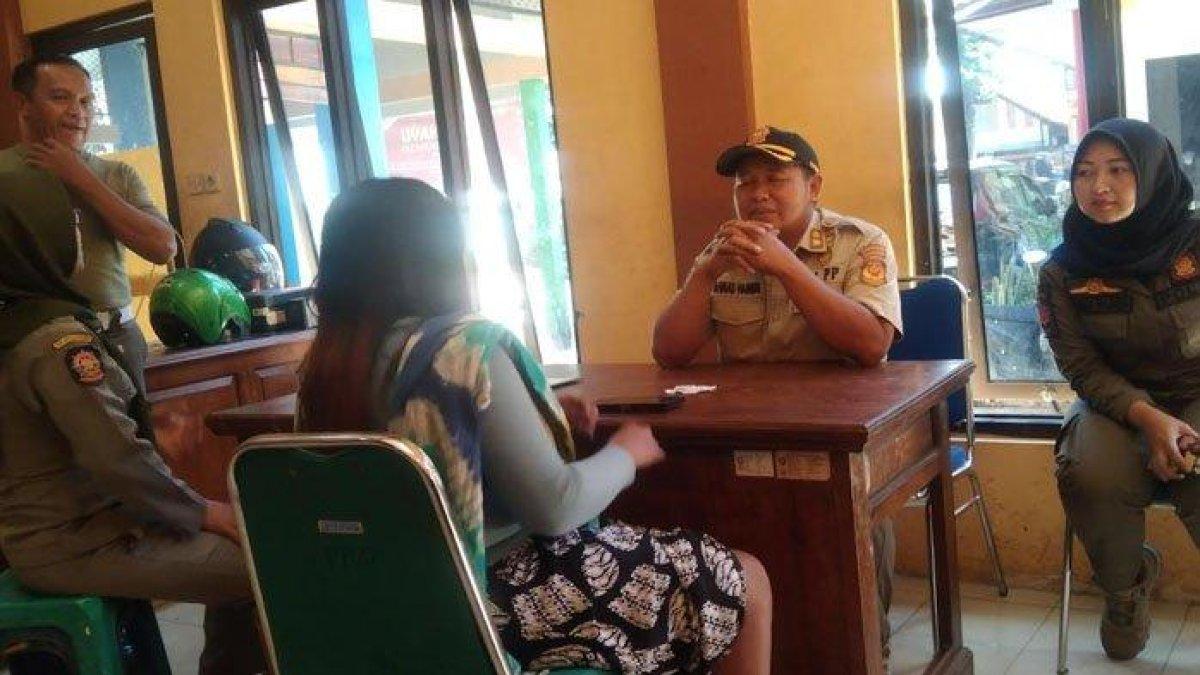 Kasi Ops Satpol PP Bondowoso saat memberikan pembinaan terhadap J, warga Bondowoso yang terjaring razia