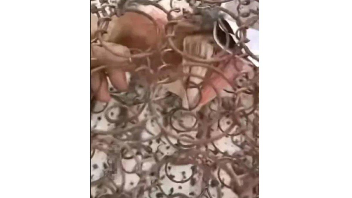Kasur berisi uang tunai
