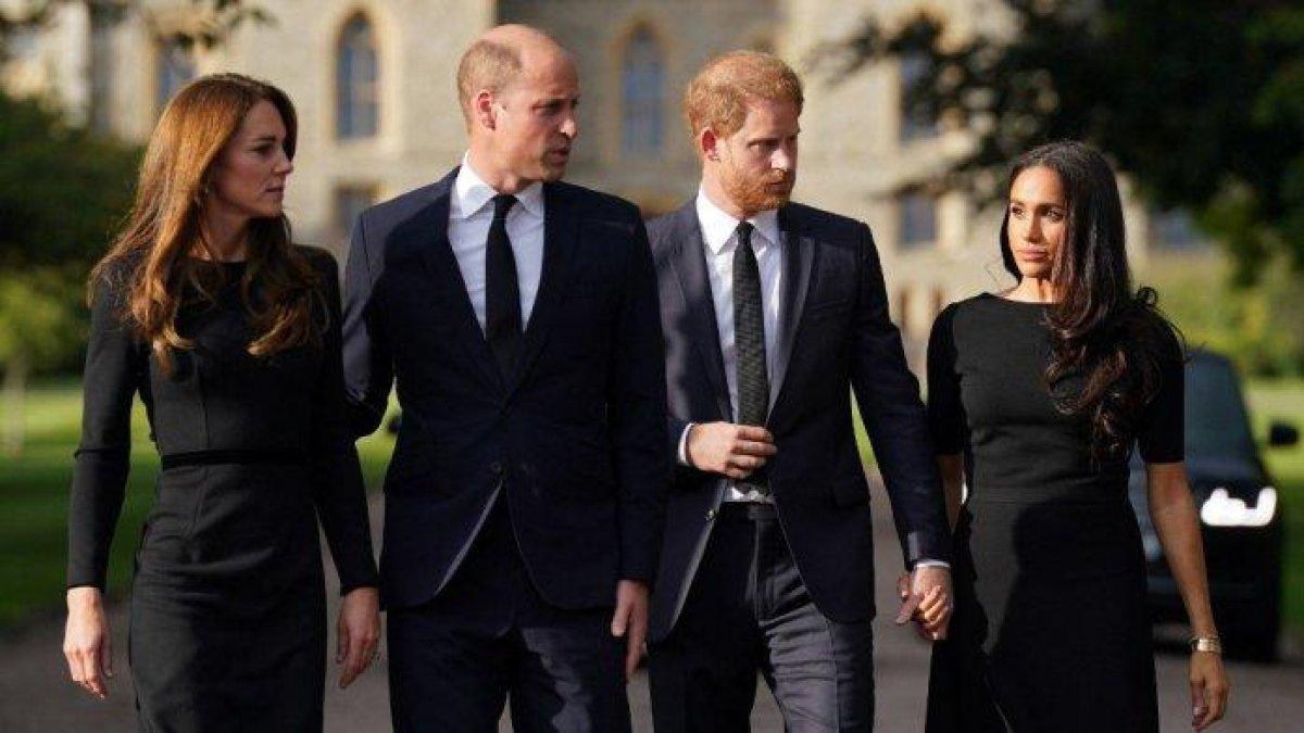 Kiri-Kanan) Kate Middleton, Pangeran William, Pangeran Harry dan Meghan Markle dalam perjalanan panjang di Kastil Windsor pada 10 September 2022, sebelum bertemu dengan simpatisan.