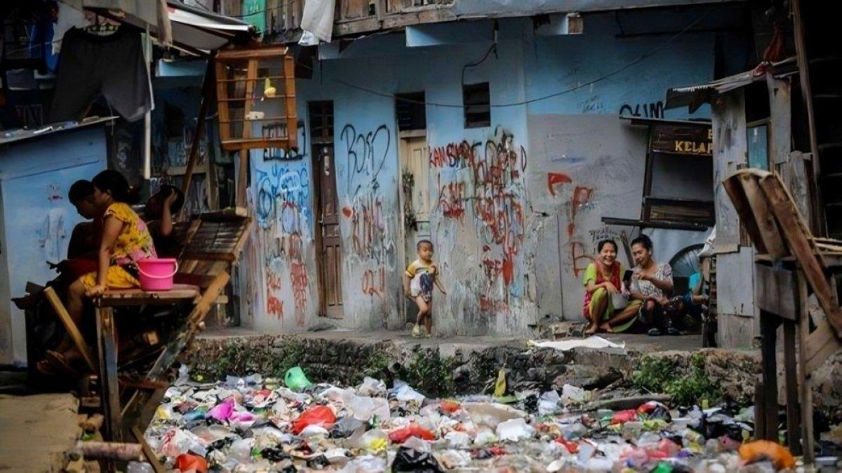Ilustrasi Kawasan Kumuh. Tumpukan sampah terlihat di bantaran kali Jalan Jati Bunder, Kel. Kebon Melati, Kec. Tanah Abang, Jakarta.