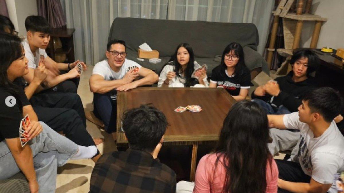 Keakraban Ari Wibowo bersama teman-teman anaknya saat perayaan ulang tahun Kenzo.