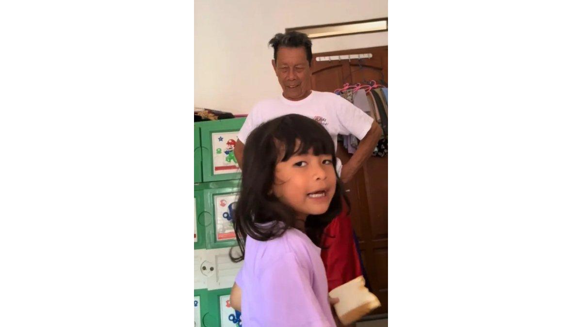Keakraban Malik Tong Tong dengan Melisya.