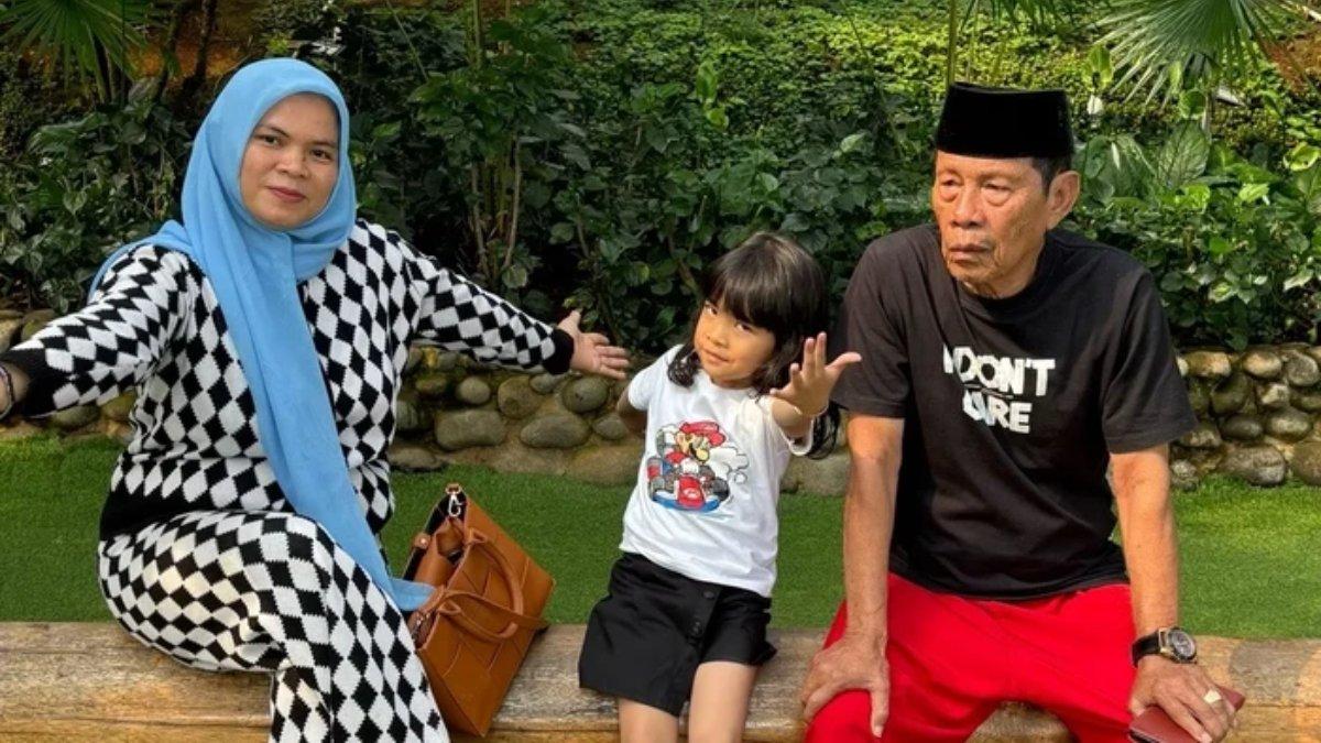 Keakraban Malik Tong Tong dengan keluarganya.