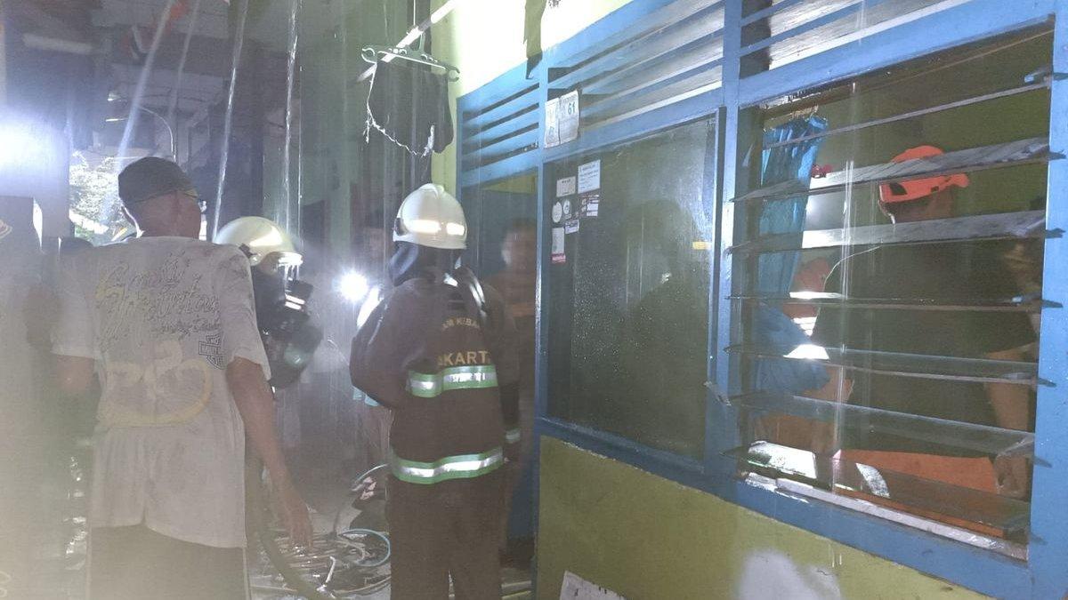 Kebakaran melanda permukiman padat penduduk di Rawamangun, Pulogadung, Jakarta Timur, Jumat (22/9/2023) malam.
