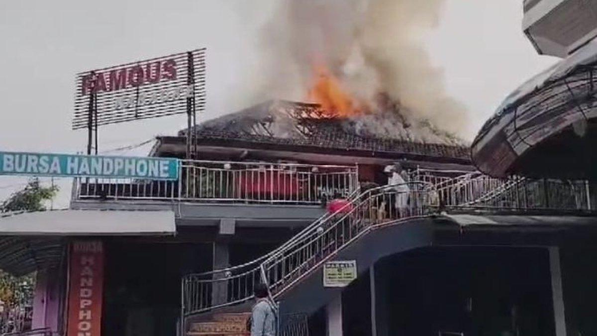 Kebakaran melanda tempat hiburan malam Famous Cafe & Karaoke di kompleks Presiden Plaza, Kota Madiun, Jawa Timur, Rabu (17/1/2024) pagi ditengah kebijakan pemerintah pusat menaikkan pajak THM hingga 75 persen