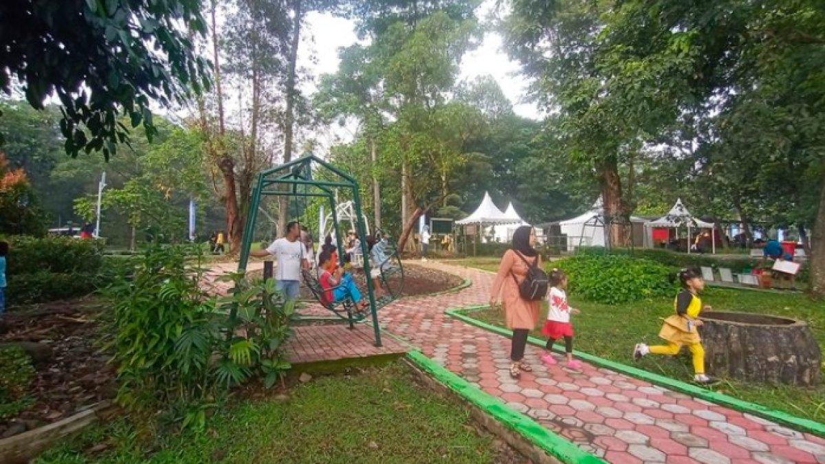 WISATA KEBUN - Sejumlah pengunjung menikmati taman bermain yang berada di Kebun Raya Purwodadi, Kabupaten Pasuruan, Jawa Timur, Minggu (30/1/2022). Kebun Raya Purwodadi miliki banyak fasilitas.
