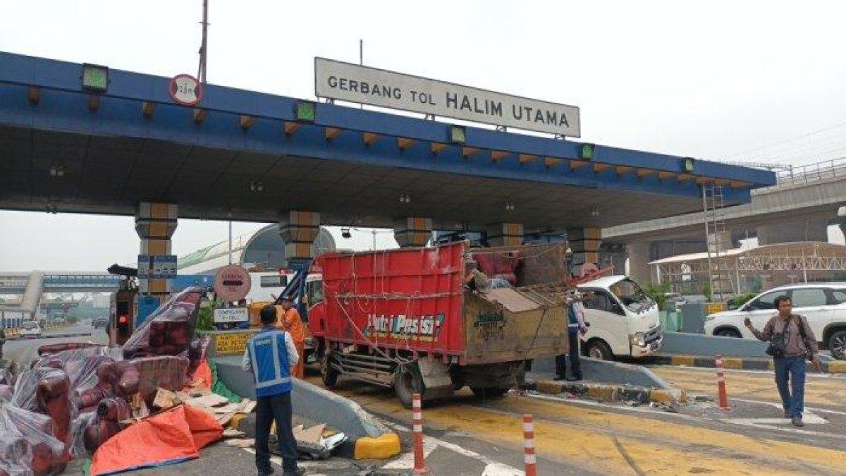 Kecelakaan beruntun melibatkan tujuh kendaraan di Gerbang Tol Halim Utama