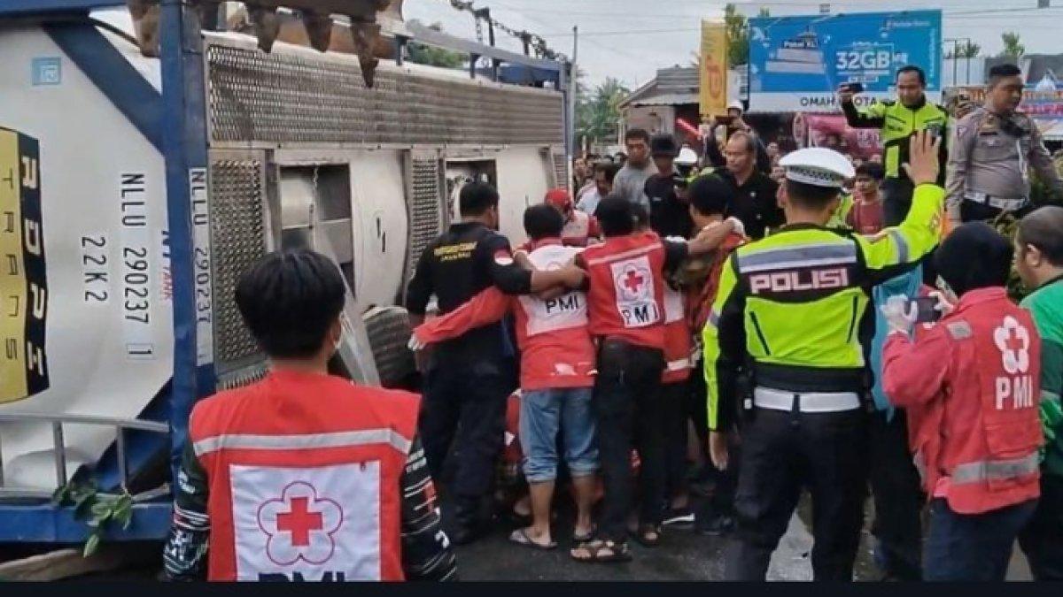 Kecelakaan beruntun yang melibatkan 5 kendaraan terjadi di Kabupaten Kebumen, Jawa Tengah, pada Rabu (7/2/2024).