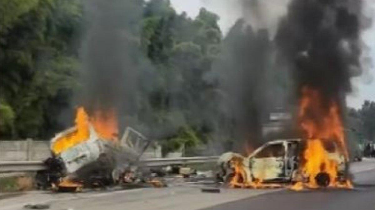 Kecelakaan besar yang terjadi di jalur contra flow KM 58 Tol Jakarta-Cikampek dikabarkan merenggut nyawa 8 orang.