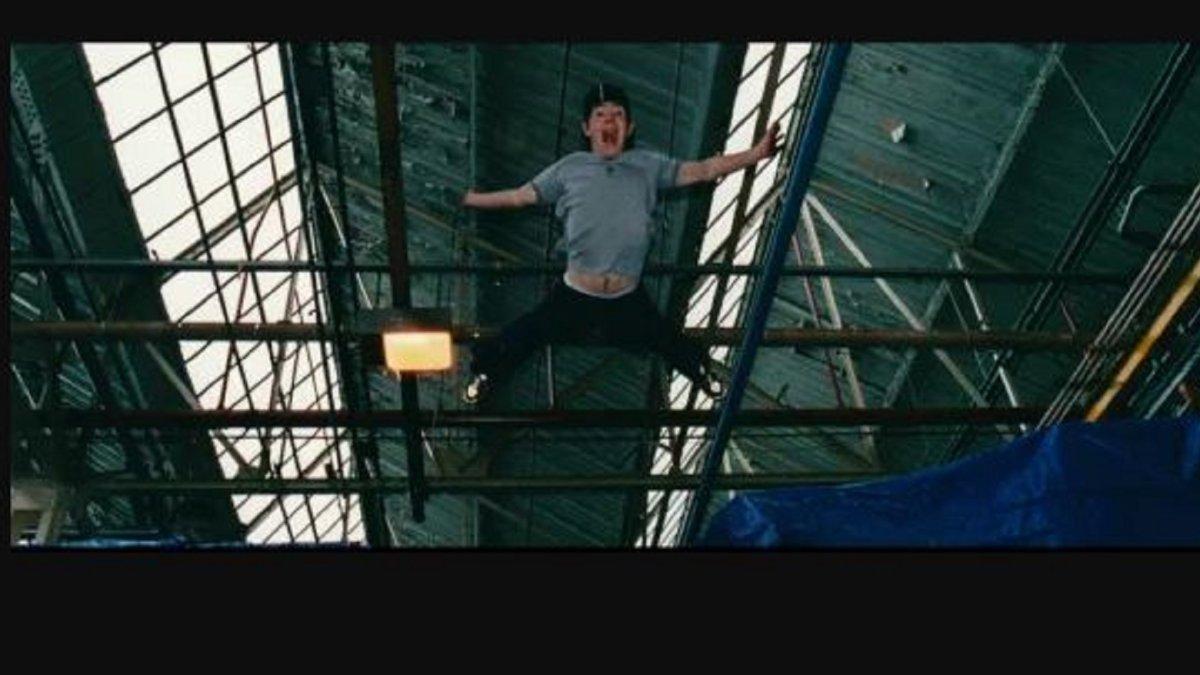 Pada tahun 2009, saat berlatih aksi untuk Harry Potter dan Relikui Kematian: Bagian 1.
Terjadi kecelakaan dahsyat, leher stuntman patah.