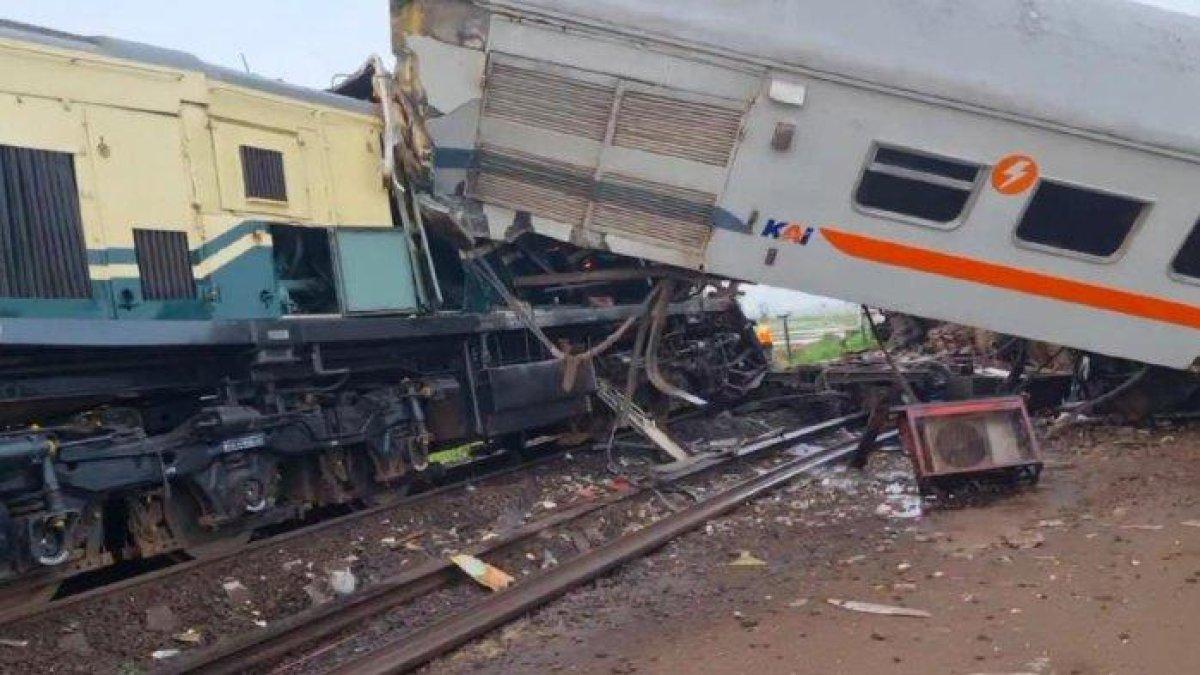 Kecelakaan kereta api di Cicalengka, Bandung, dua kereta adu banteng hingga gerbong terbalik