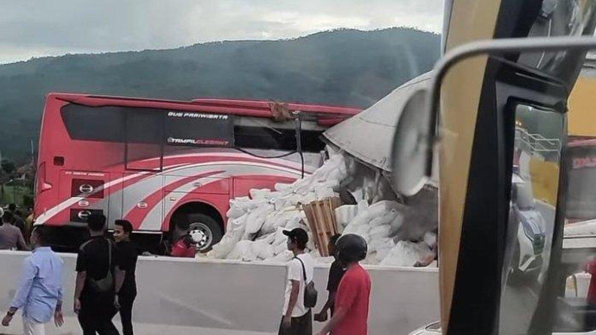 Kecelakaan maut bus pariwisata PO Tirto Agung vs truk Fuso Super Great tronton wingbox pengangkut pakan di Kilometer 77+200 A arah Malang ruas Tol Pandaan-Malang, Senin sore, 23 Desembwe 2024