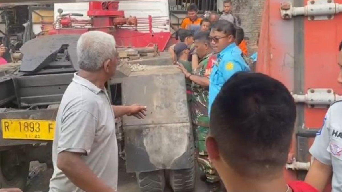 Kecelakaan maut di Brebes, truk bermuatan gula pasir tabrak mobil & motor, 2 orang tewas