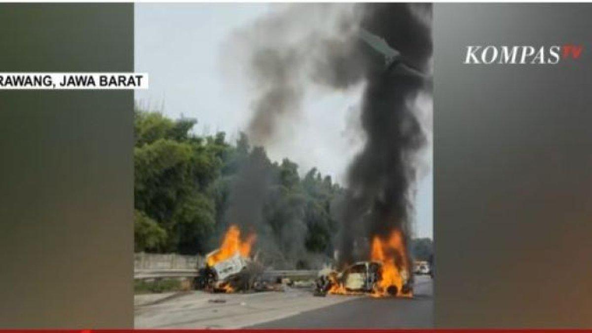 Kecelakaan maut terjadi di jalur kontraflow Tol Km 58 Jakarta-Cikampek, Karawang, Jawa Barat pada Senin (8/4/2024) sekira pukul 08.00 WIB. Adapun kecelakaan melibatkan tiga kendaraan yaitu bus dan dua minibus. Tujuh jenazah akibat kecelakaan maut di jalur kontraflow Tol Km 58 Jakarta-Cikampek berhasil dievakuasi.