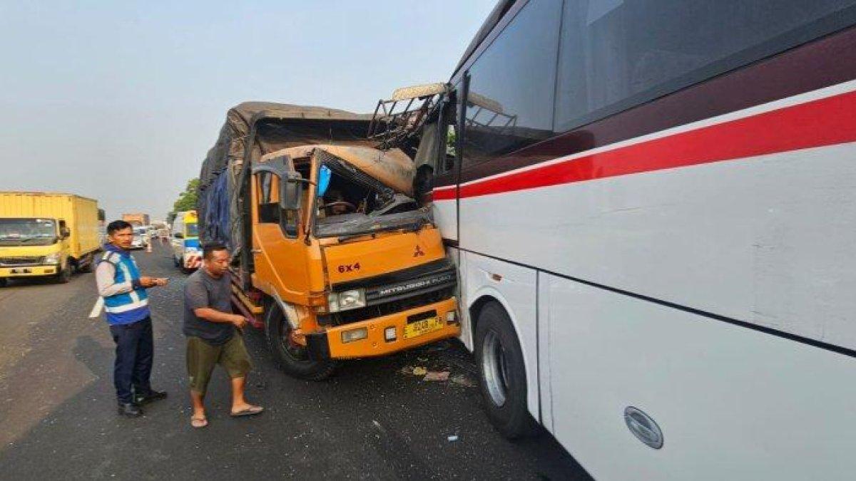 Kecelakaan maut truk fuso tabrak bus di Tol Purbaleunyi