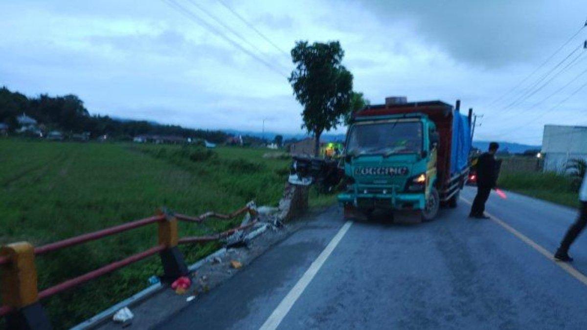 Kecelakaan maut yang melibatkan mobil dan truk terjadi di Kabupaten Toba