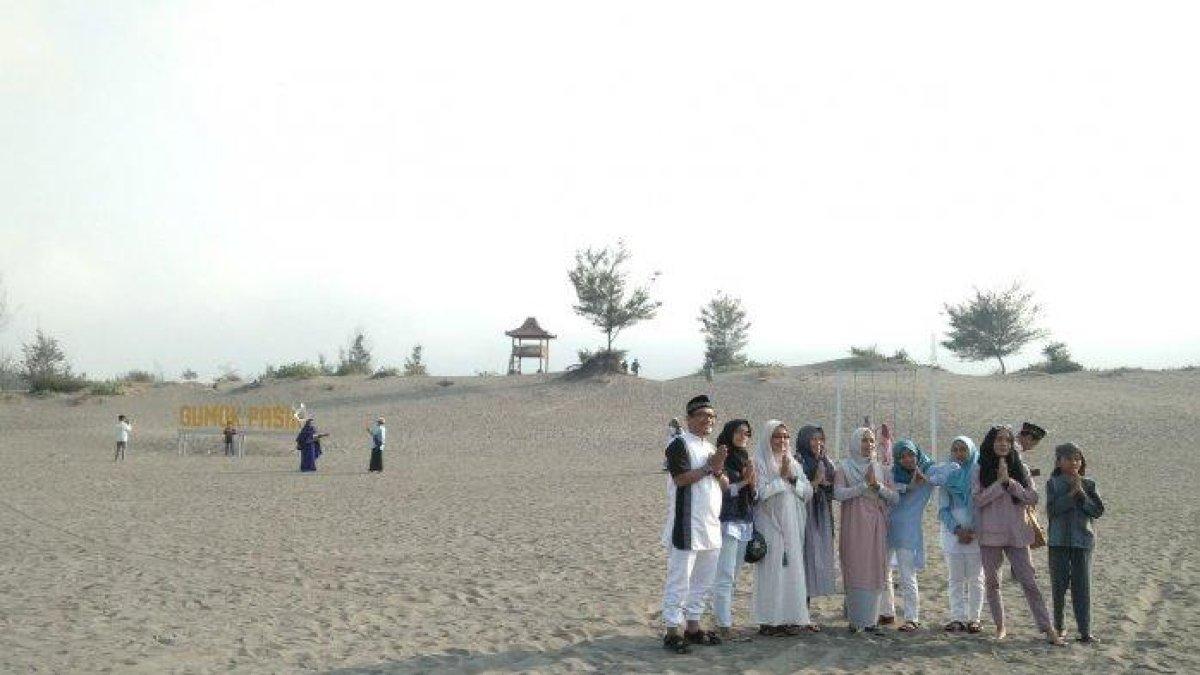 WISATA DI JOGJA - Keeksotisan gumuk pasir Parangkusumo di Jogja menjadi daya tarik wisatawan.