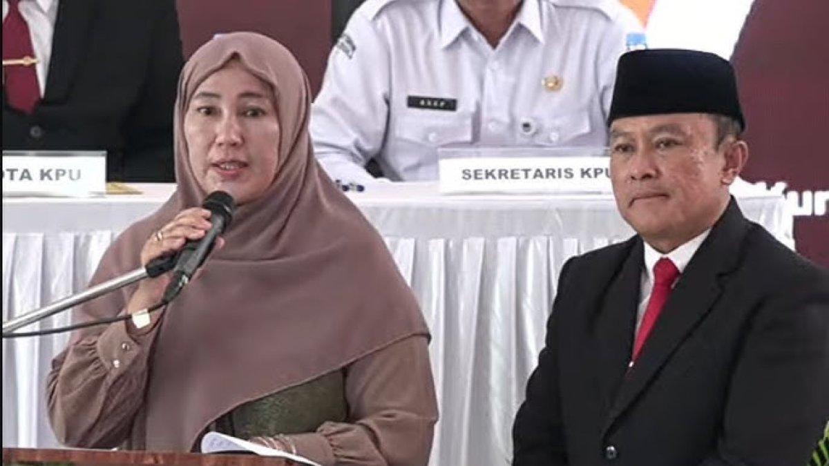 WAKIL BUPATI KUNINGAN - Kegiatan Tuti Andriani (kiri) wakil bupati Kuningan 2025 tangkapan layar dari tayangan YouTube (13/5/2025).
