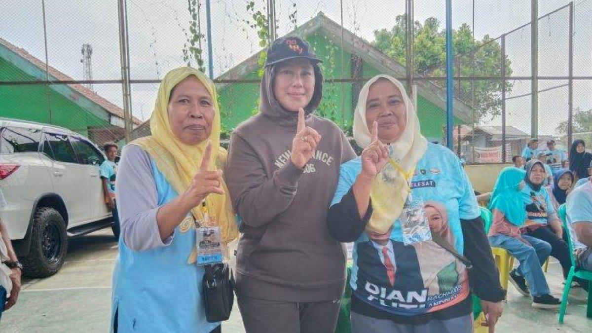 SOSOK WAKIL BUPATI - Kegiatan Tuti Andriani (tengah) di Jalaksana, Kuningan dokumen Tribun Cirebon (13//5/2025). 


Artikel ini telah tayang di TribunCirebon.com dengan judul Momentum Hari Pahlawan di Kuningan, Warga Jalaksana Bareng Cawabup Tuti Andriani Lakukan Hal Ini, https://cirebon.tribunnews.com/2024/11/11/momentum-hari-pahlawan-di-kuningan-warga-jalaksana-bareng-cawabup-tuti-andriani-lakukan-hal-ini.
Penulis: Ahmad Ripai | Editor: taufik ismail