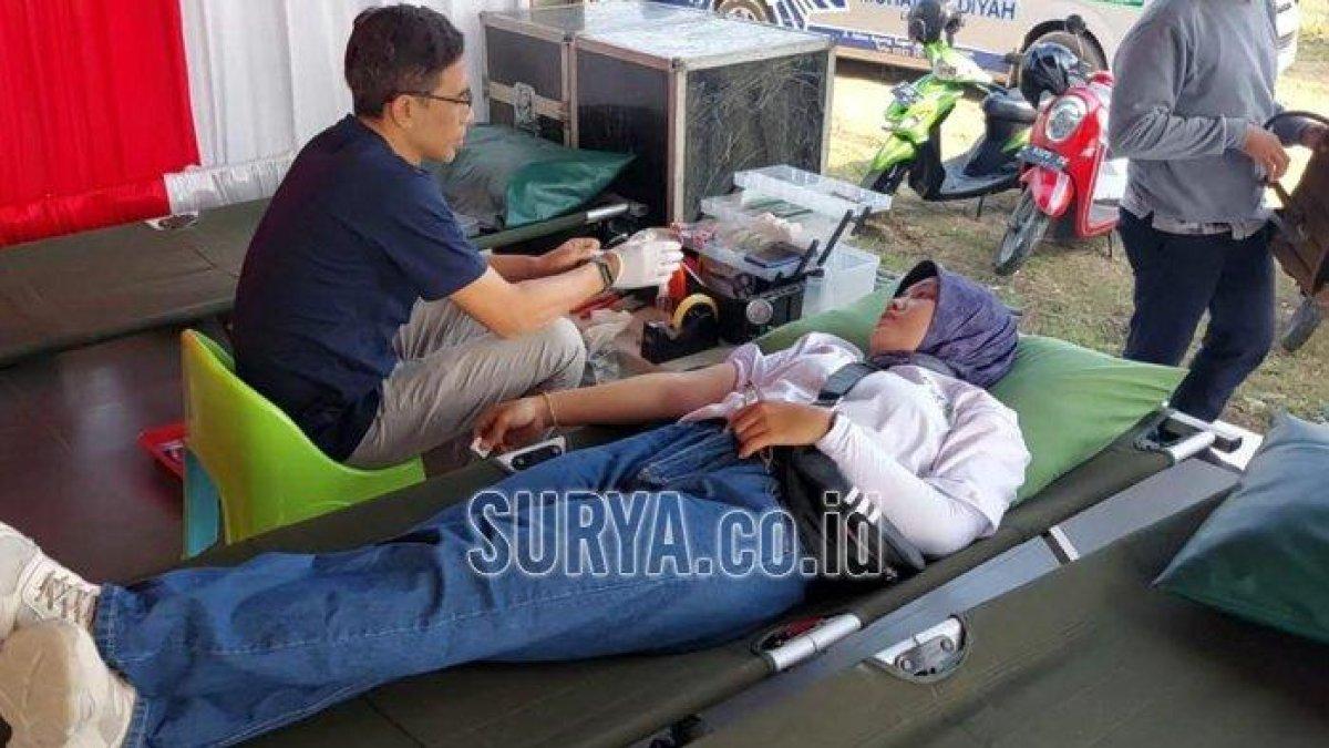 DONOR DARAH - Kegiatan donor darah saat peringatan Hari Buruh Internasional di Lapangan Gadjah Mada Jalan Sumargo, Kabupaten Lamongan, Kamis (1/5/2025).