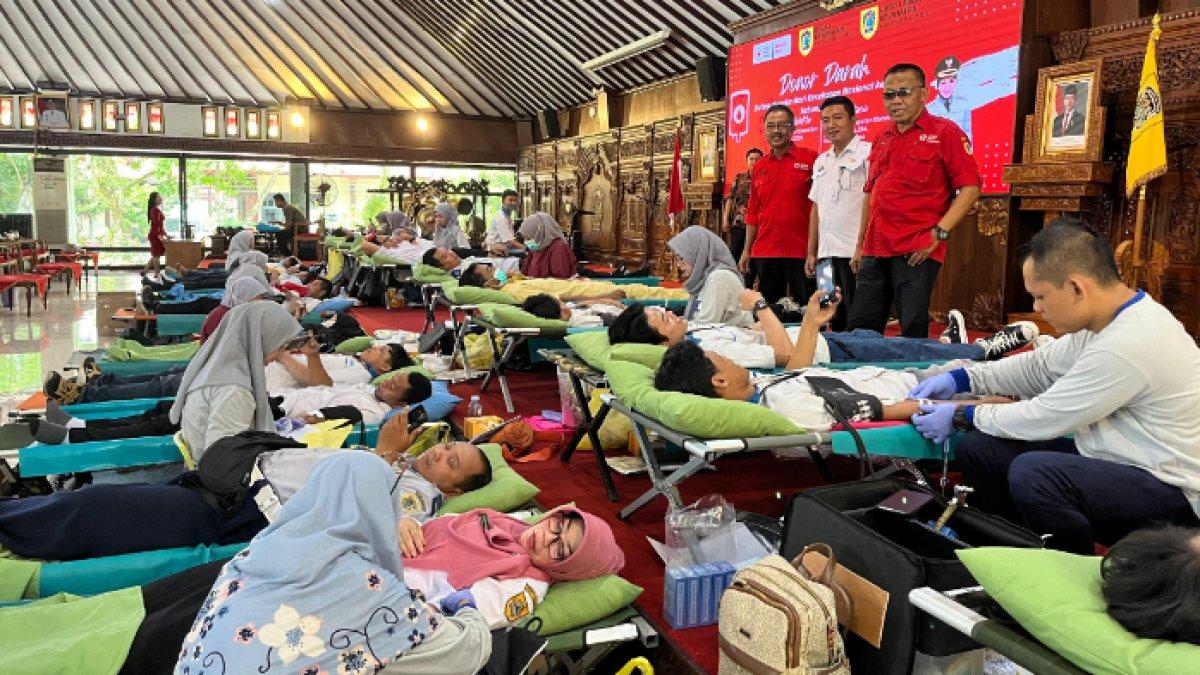 Kegiatan donor darah yang digelar oleh Dinkes dan PMI Klaten dalam rangka memeriahkan HKN ke-60 di Pendopo Pemkab Klaten, pada Rabu (6/11/2024).